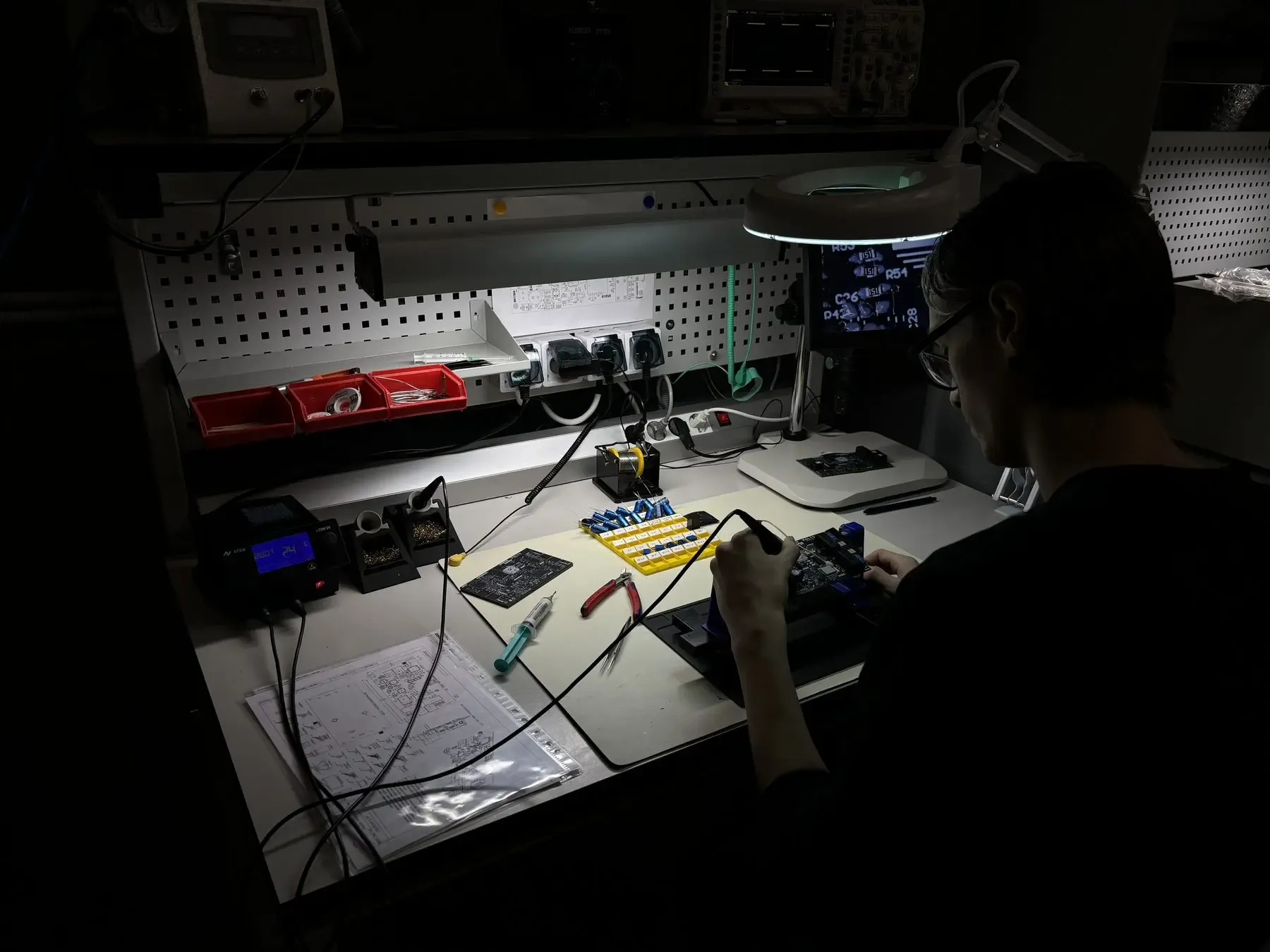 Рабочее место специалиста РЭАиП на производстве VOLTS